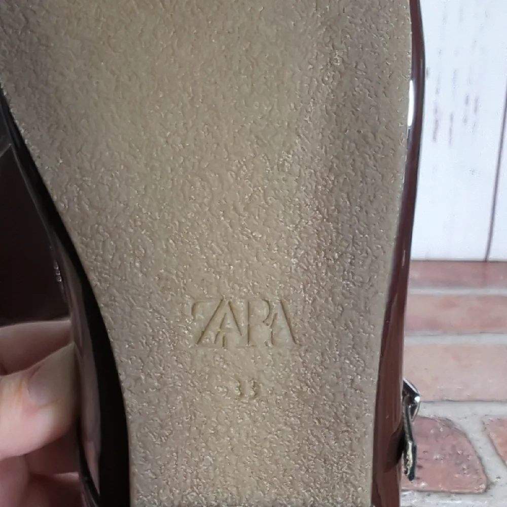 Zara Girls T-Strap Mary Janes Flats Brown Burgundy Patent‎ Leather Glossy 1.5